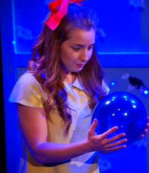 Karolcia. Historia o niebieskim koraliku